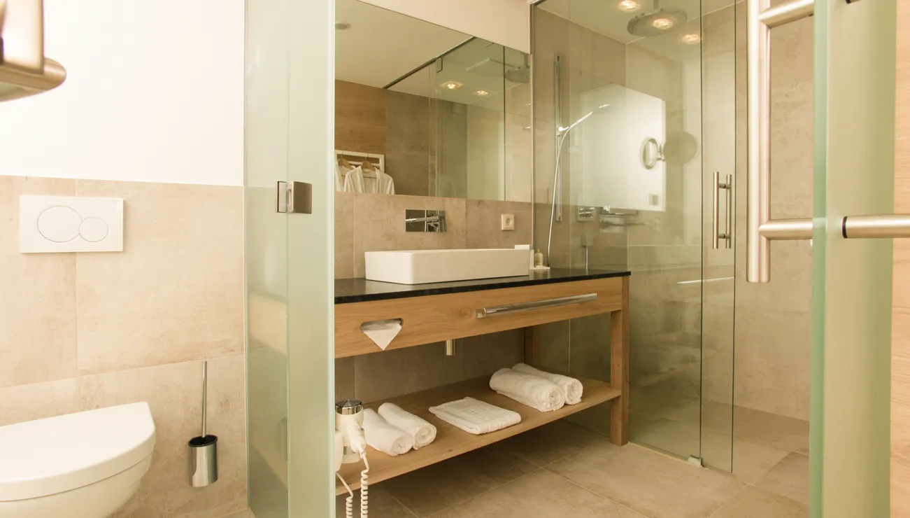 wunderschönes Badezimmer Doppelzimmer „Deluxe“ im Hotel das Neuhaus